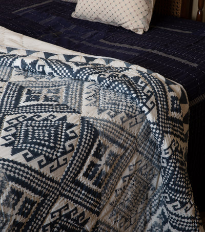 White Navy blue Printed Cotton Quilt