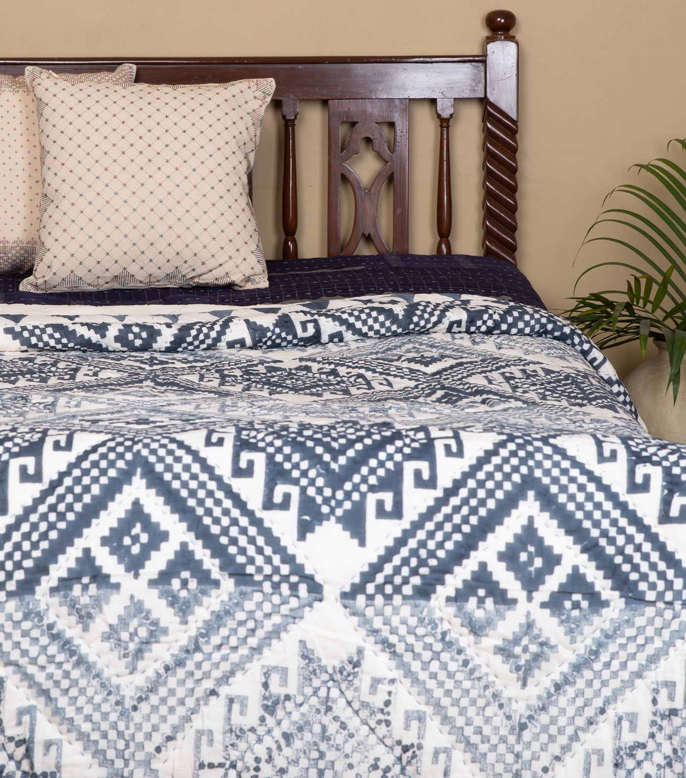 White Navy blue Printed Cotton Quilt