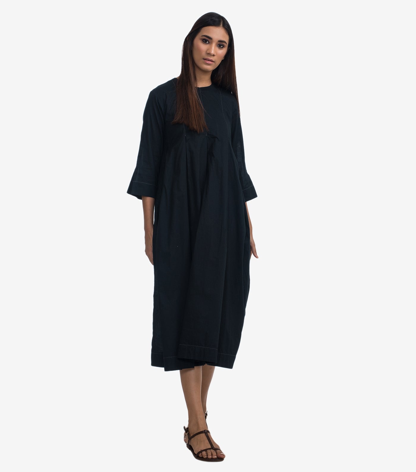 Black solid pleated cotton dress